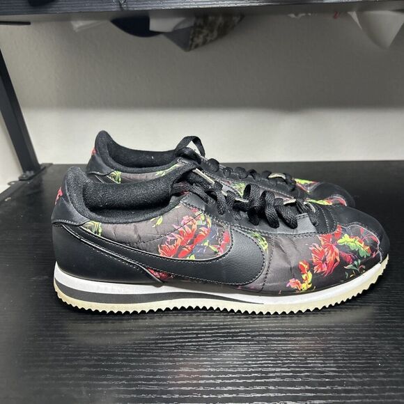 Nike Cortez Basic Floral Print Black Red Shoes Men's  Size 9.5 BV6067-001 - Picture 1 of 12